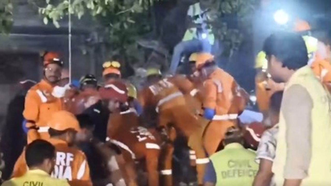 Delhi Accident : सीमापुरी इमारत अपघातात आतापर्यंत चौघांचा मृत्यू, ढिगाऱ्यात आढळले मानवी अवशेष