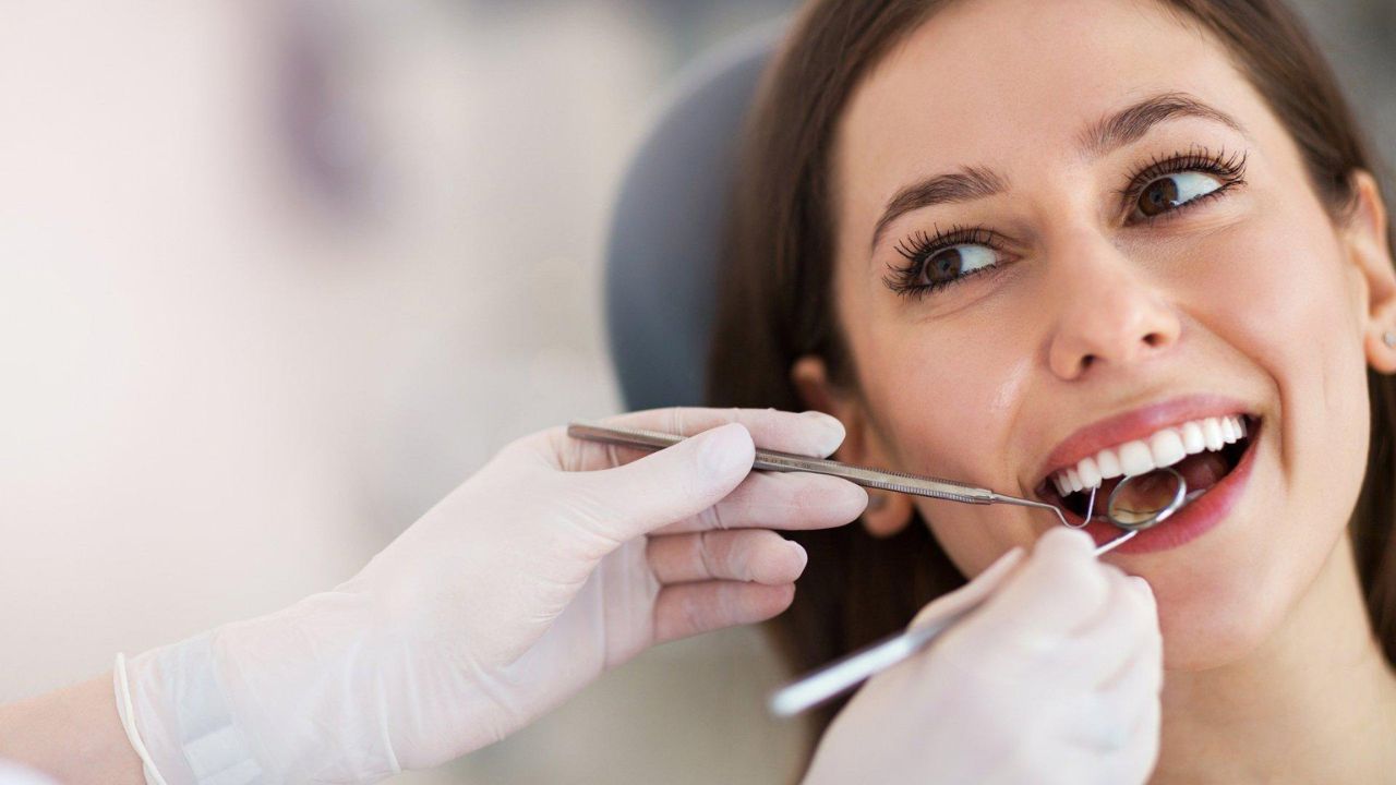 Dental Health: रोजच्या ‘या’ सवयींमुळे दात होतात खराब; वेळीच टाळा, अन्यथा होऊ शकतं मोठं नुकसान