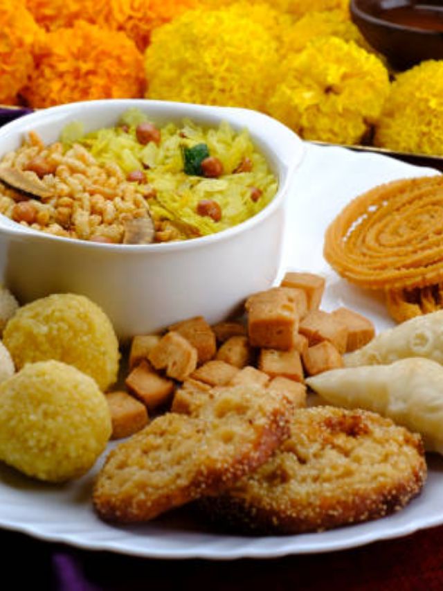 दिवाळीच्या फराळात असायलाच हवेत हे पारंपरिक पदार्थ, पाहा यादी
