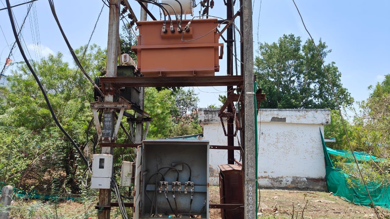 Washim: महावितरणने घेतली दखल, दापुरीत जळालेल्या विद्युत डीपी बसविण्याचे काम सुरू; शेतकऱ्यांना दिलासा मिळणार