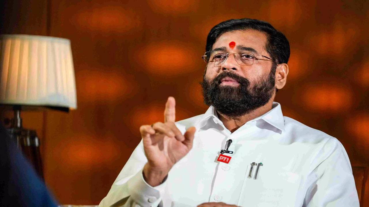 Amravati MLC Election 2026: महायुतीत बंडाचा झेंडा! अमरावती शिक्षक मतदारसंघातून श्रीकांत देशपांडेंचे दोन अर्ज; ‘तिकीट न मिळालं…’
