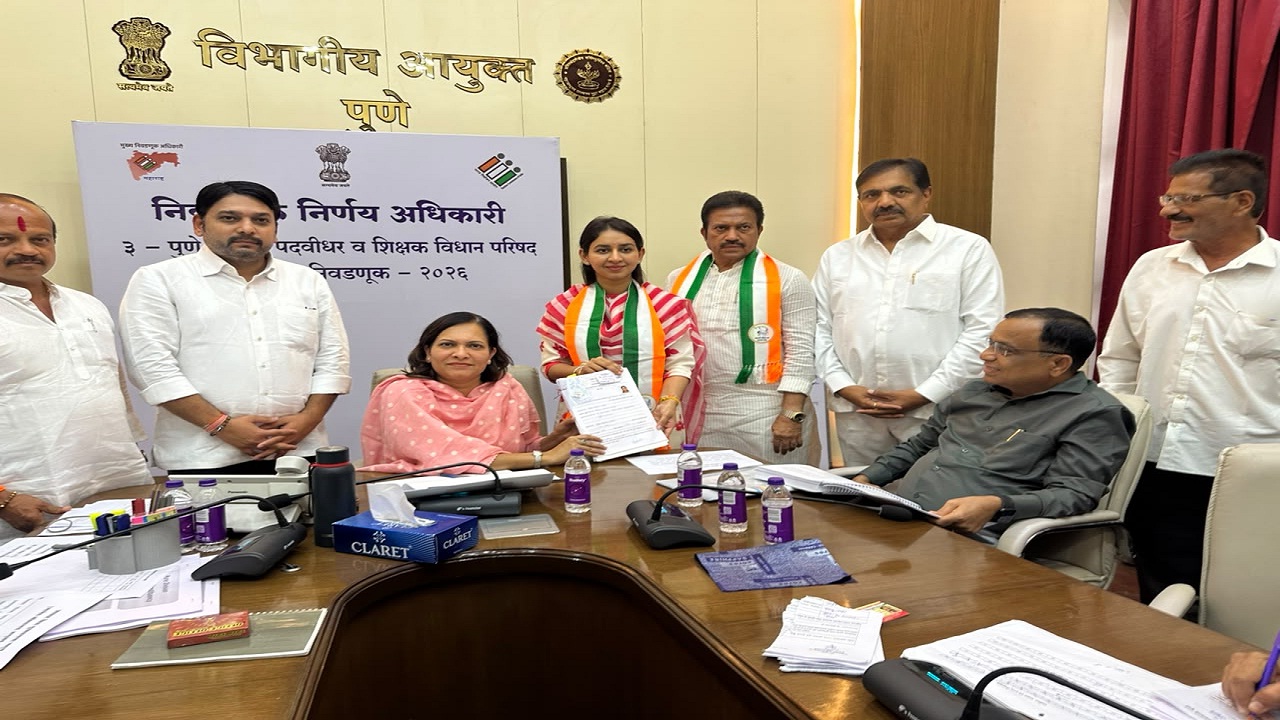 पुणे पदवीधरसाठी हर्षदा देशमुख-जाधव यांचा उमेदवारी अर्ज दाखल; महाविकास आघाडीचे जोरदार शक्तीप्रदर्शन