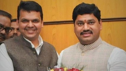 Beed News : बीडमध्ये राजकीय वातावरण तापलं; सकाळी बजरंग सोनवणेंचे गंभीर आरोप, संध्याकाळी धनंजय मुंडे फडणवीसांच्या भेटीला