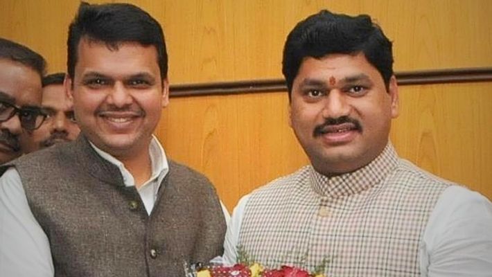 Beed News : बीडमध्ये राजकीय वातावरण तापलं; सकाळी बजरंग सोनवणेंचे गंभीर आरोप, संध्याकाळी धनंजय मुंडे फडणवीसांच्या भेटीला