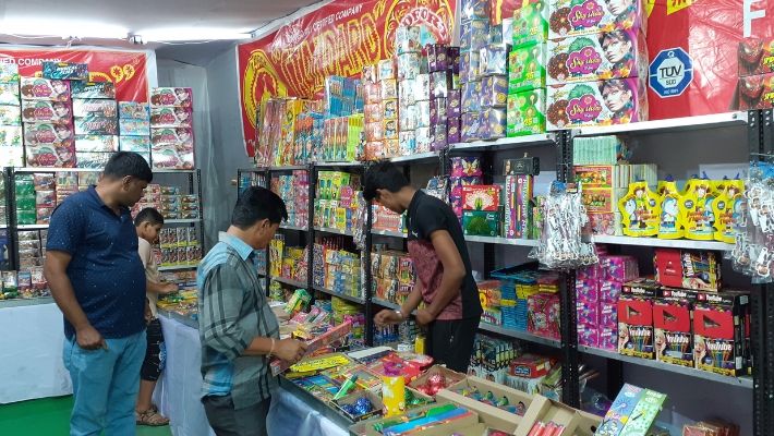 Wai News : वाई तालुक्यात फटाक्यांच्या नियमांना हरताळ! प्रशासनाचा वचक नेमका कुठे? वाईकरांचा प्रशासनाला सवाल