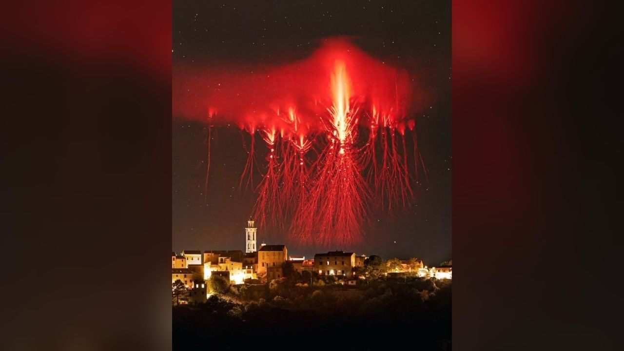 France News : विज्ञानालाही थक्क करणारे दृश्य! आकाशात उमटल्या लाल रंगाच्या विजेच्या शाखा