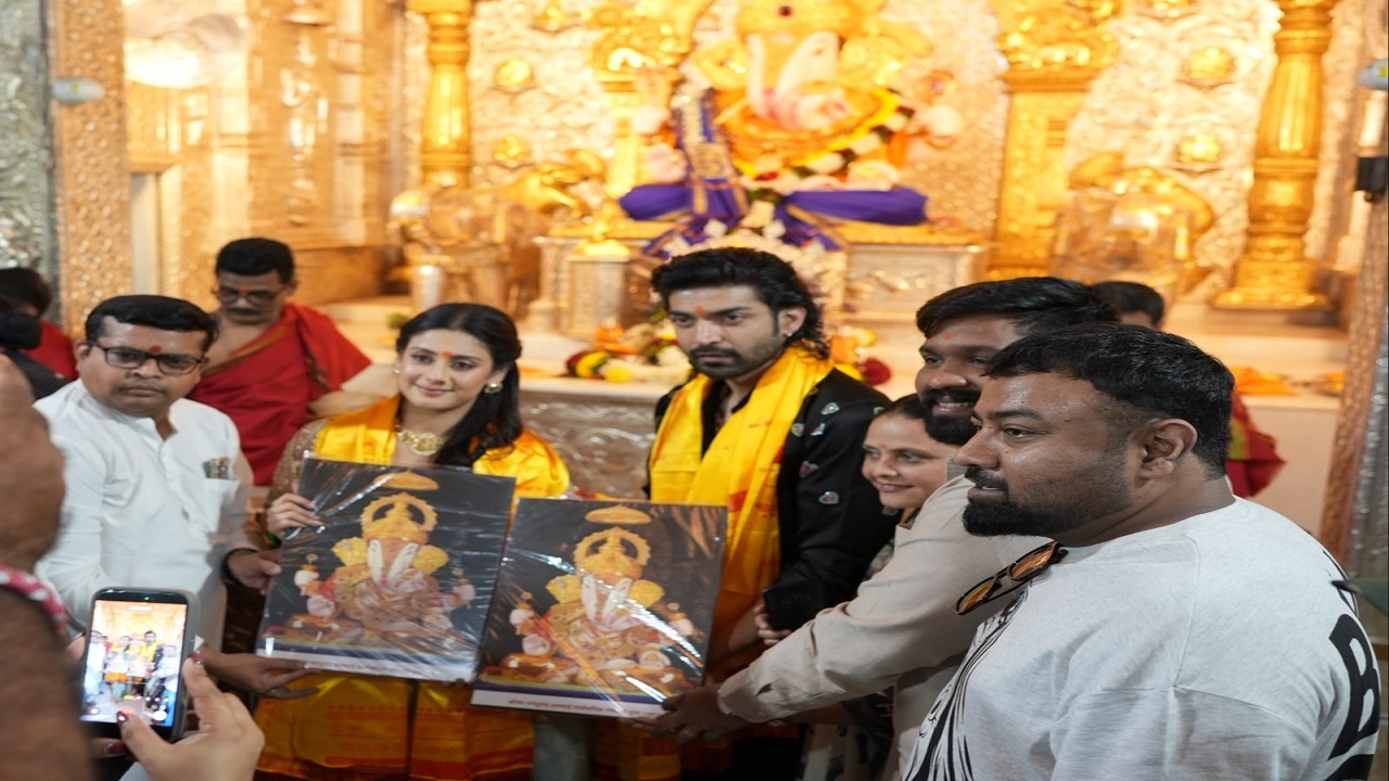 ‘तुम मेरे हो’च्या प्रमोशनसाठी ईशा मालवीय आणि गुरमीत चौधरी पुण्यात; दगडूशेठ गणपतीचे घेतले दर्शन