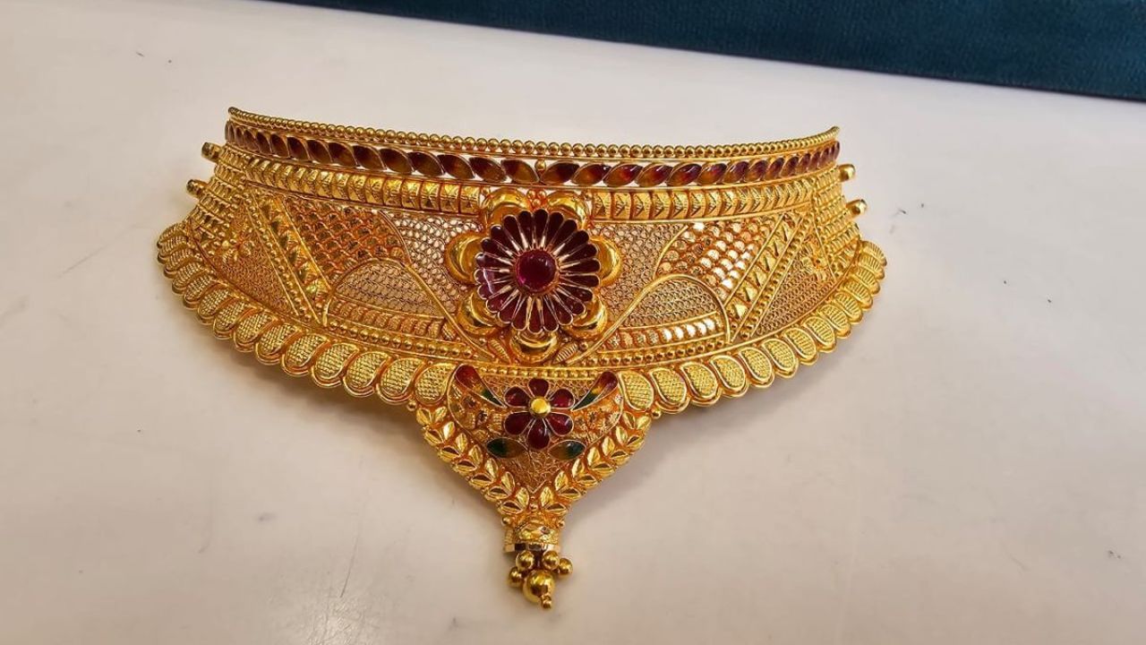 Todays Gold-Silver Price: सोन्या – चांदीच्या दरात किंचीत घसरण! 1 तोळ्यासाठी मोजावे लागणार 1,42,570 रुपये