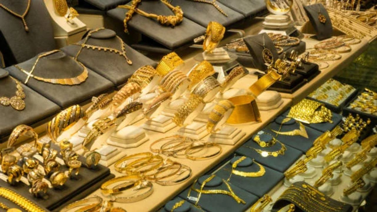 Todays Gold-Silver Price: सोन्याच्या दरातील वाढ सुरुच, चांदीचे भाव आजही स्थिर… 1 तोळ्यासाठी मोजावे लागणार इतके पैसे