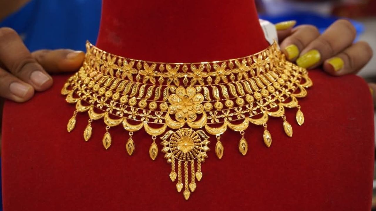 Todays Gold-Silver Price: ग्राहकांना दिलासा! सोन्या-चांदीच्या दरात किंचीत घसरण, 24 कॅरेट खरेदीसाठी मोजावे लागणार इतके पैसे
