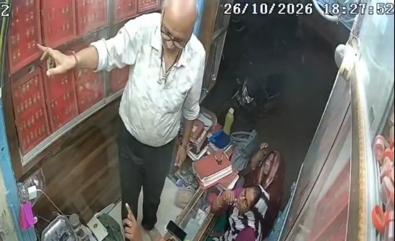 Gold Jewellery Theft : दुकानदाराने पाठ फिरवताच डाव साधला ! महिलांनी सोन्याचा बॉक्स कसा पळवला बघाचं, चोरीची घटना CCTV मध्ये कैद?