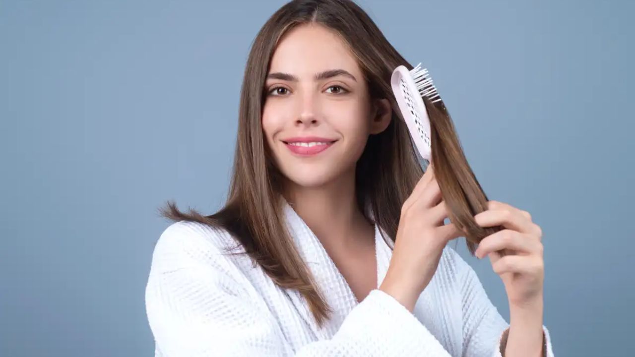 Hair Care Tips: दिवसातून किती वेळा केस विंचरावेत? हेअर केअर करताना ‘या’ चुका टाळा; जाणून घ्या महत्त्वाच्या टिप्स