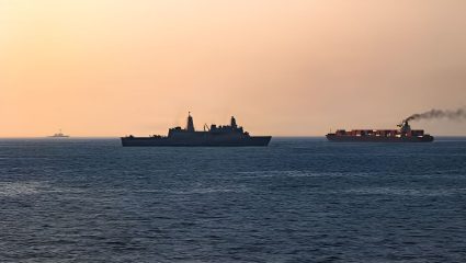Hormuz Crisis:तेलाच्या मार्गावर पुन्हा हल्ला; Hormuzजवळ जहाजाला आग, 11 भारतीय जखमी