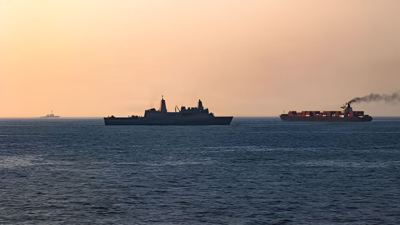 Hormuz Crisis:तेलाच्या मार्गावर पुन्हा हल्ला; Hormuzजवळ जहाजाला आग, 11 भारतीय जखमी