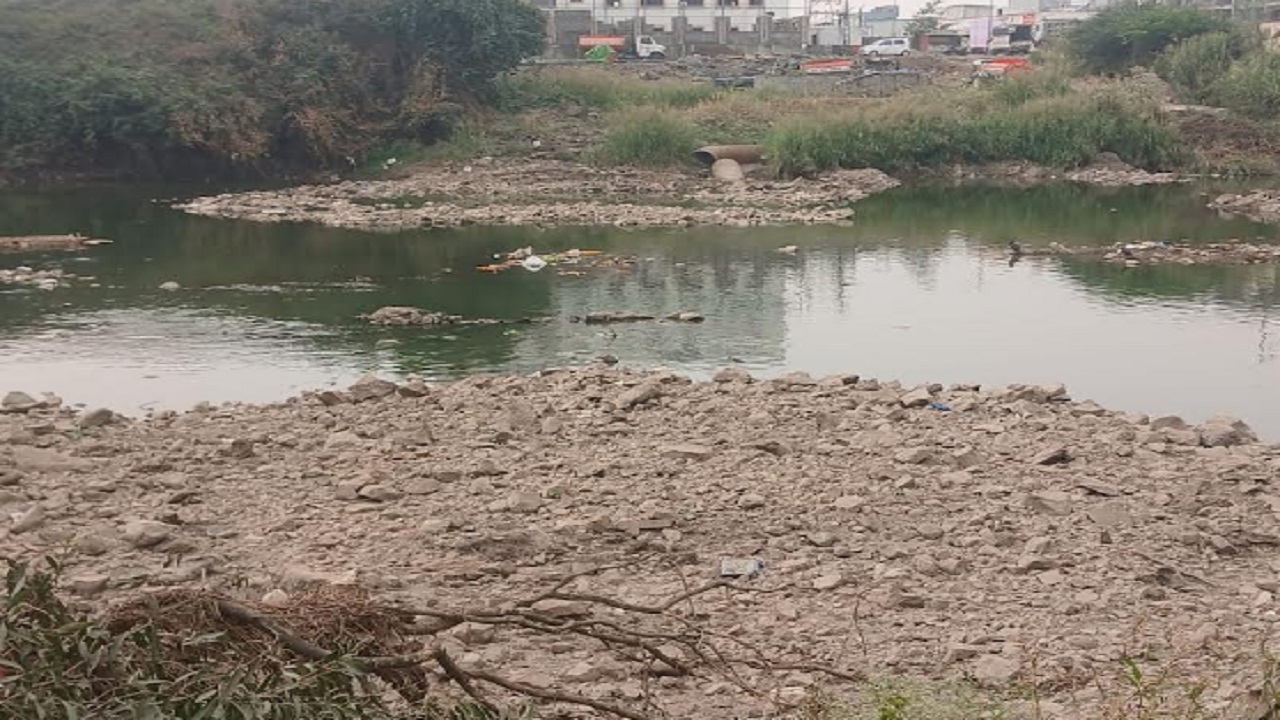 नगरपंचायतीच्या नोटिशीला ठेकेदाराची केराची टोपली! इंद्रायणी नदीपात्रातील राडारोडा अद्यापही कायम