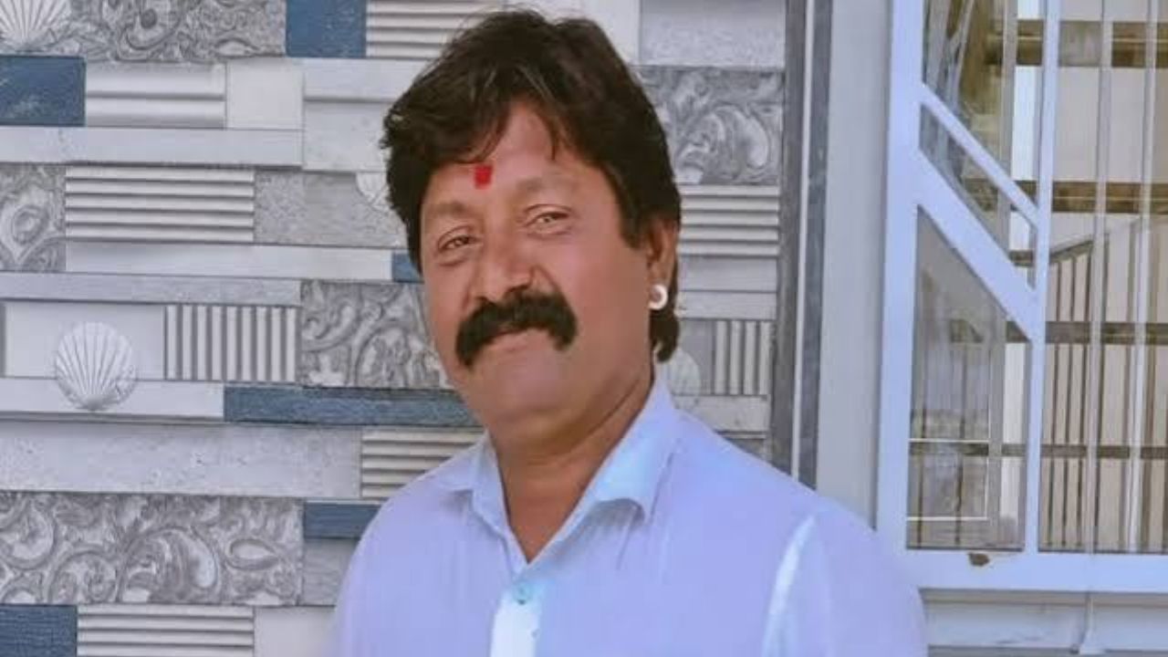 Jalgaon News : वीजेच्या धक्क्याने शिवसेना विभागप्रमुखाचा मृत्यू, नातेवाईकांसह कार्यकर्त्यांची रुग्णालयात गर्दी