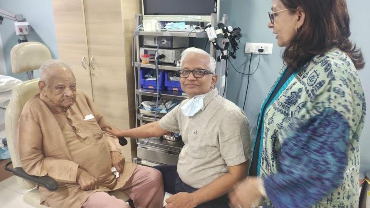 Jaslok Hospital: 50 वर्षांनंतर नियतीने पुन्हा आणले समोरासमोर! कधीकाळच्या रुग्ण डॉक्टरांनीच केली डॉ. जोहारींची तपासणी