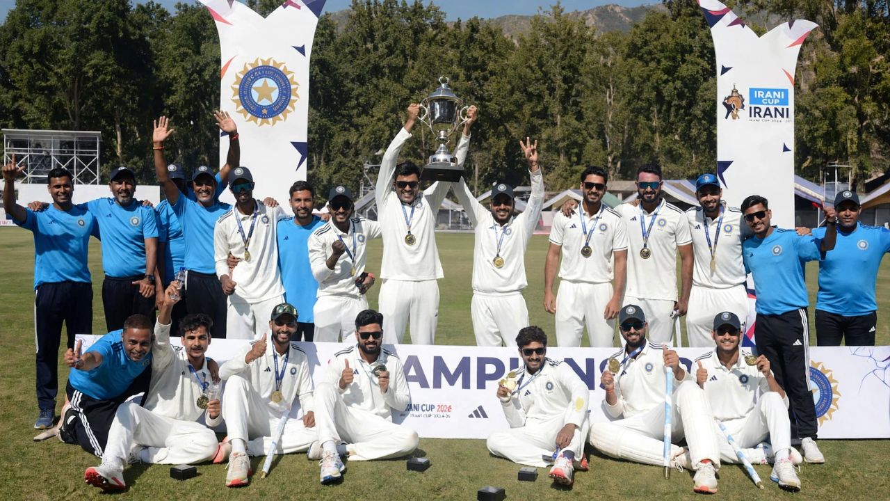 Irani Cup 2026: स्मरणचा शतकी धडाका अन् मुकेशचा बॉलिंग हल्लाबोल! रेस्ट ऑफ इंडियाचा दणदणीत विजय; जम्मू-काश्मीरला १६७ धावांनी लोळवलं
