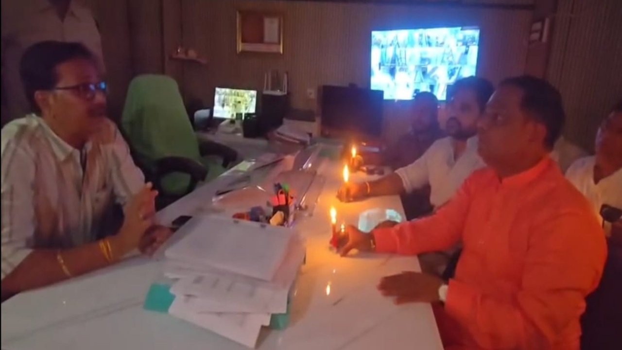 Kalyan Electricity: ‘आता तुम्हीही अंधारात बसा!’ महावितरण अधिकाऱ्यांच्या कार्यालयातील वीज बंद; शिंदे गटाचा अनोखा निषेध