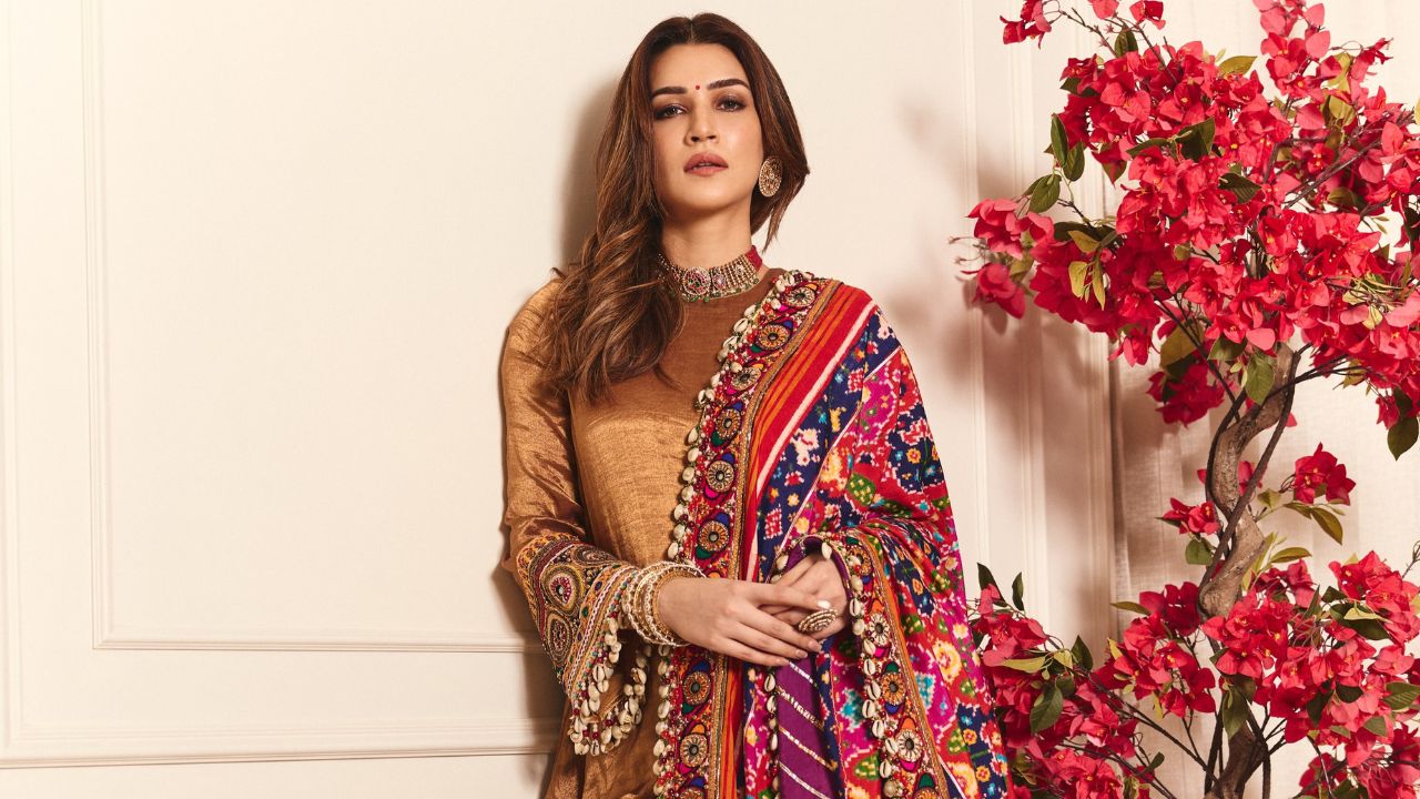 Kriti Sanon: पटोला प्रिंट, आरशांची नक्षी अन् शाही अंदाज; मेयूर गिरोत्राच्या खास कुर्ता सेटमधील कृती सॅननचा गुजराती लूक चर्चेत