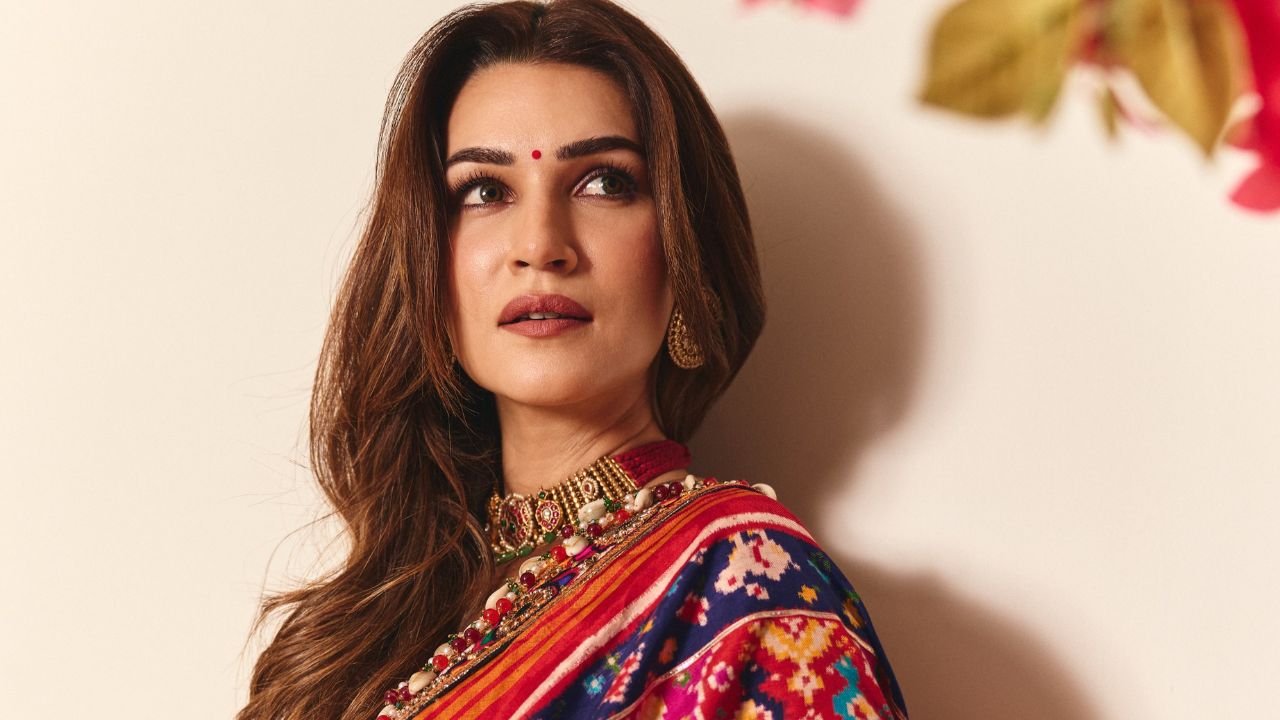 गुजरातची विणकाम कला असो किंवा आरशांचे नक्षीकाम, कृती सेननचा हा पेहराव हे सिद्ध करतो की, कला आणि हस्तकला आजही तितकीच समकालीन आणि फॅशनेबल असू शकतात