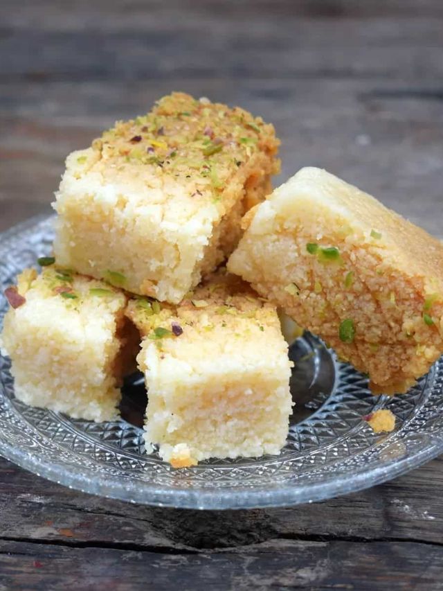घरी बनवा बाजारासारखा मिल्क केक, रेसिपी अगदी सोपी