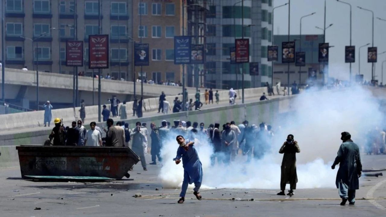 Pakistan Violence : गव्हर्नर राजवटीवरून पाकिस्तानमध्ये संघर्ष; पोलिसांच्या गोळीबारात पाच जण जखमी