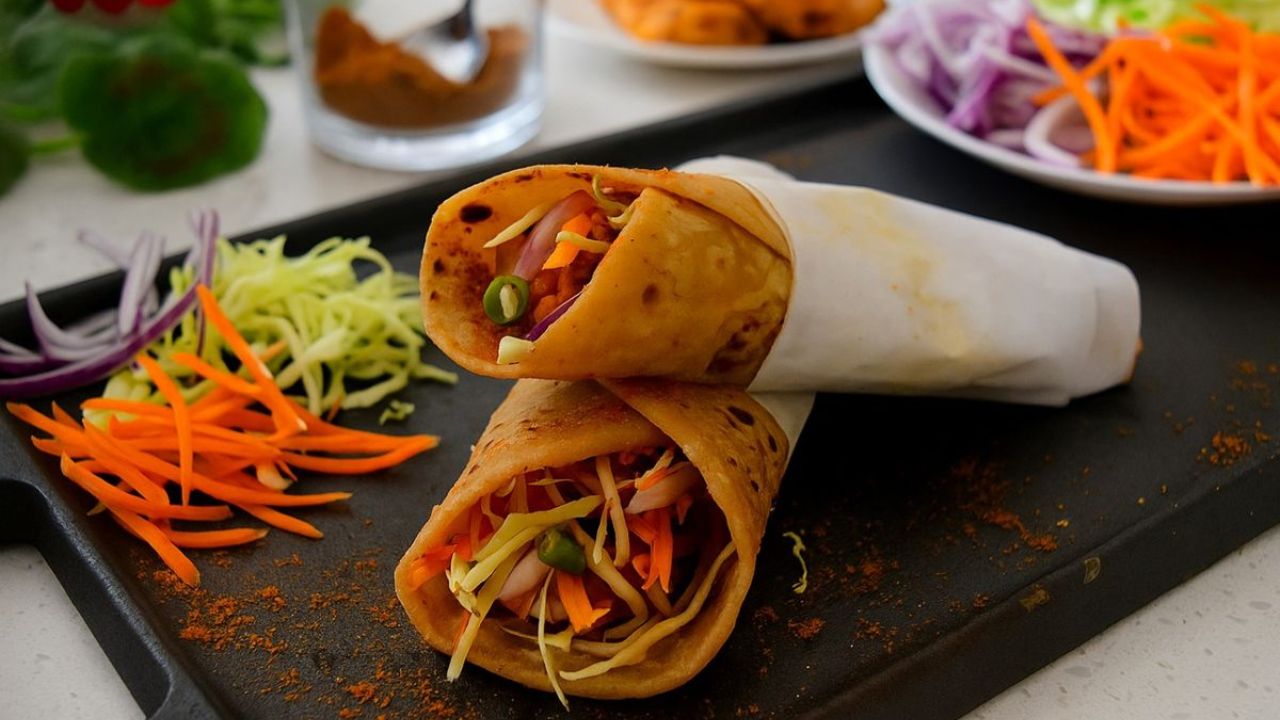 Recipe : उरलेल्या शिळ्या चपात्या फेकू नका, तर त्यापासून लहान मुलांना करा खुश; घरी बनवा टेस्टी आणि चटाकेदार व्हेज फ्रँकी