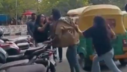 भाड्यावरून हायव्होल्टेज ड्रामा! बेंगळुरूमध्ये भररस्त्यात मुली अन् ऑटो ड्रायव्हर भिडले; मारहाणीचा Video Viral