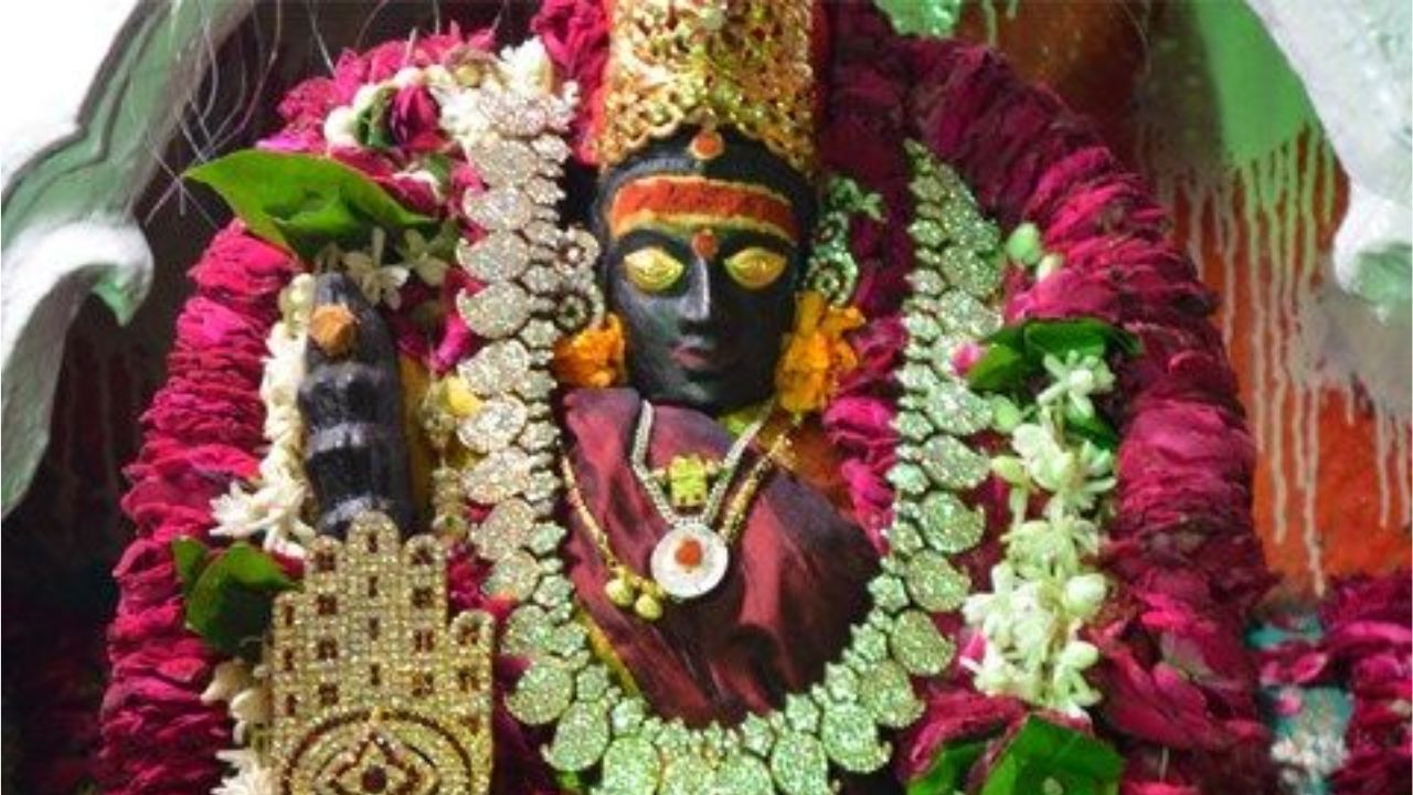 Travel News : काशीच्या या शक्तीपीठामध्ये पडले होते माता सतीचे आभूषण! जाणून घ्या विशालाक्षी अद्भुत इतिहास