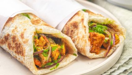 Paneer Wrap Recipe : विकेंडला मुलांना करा खुश, चपाती-भाजी नाही त्यांना खाऊ घाला टेस्टी पनीर रॅप; नोट करा रेसिपी