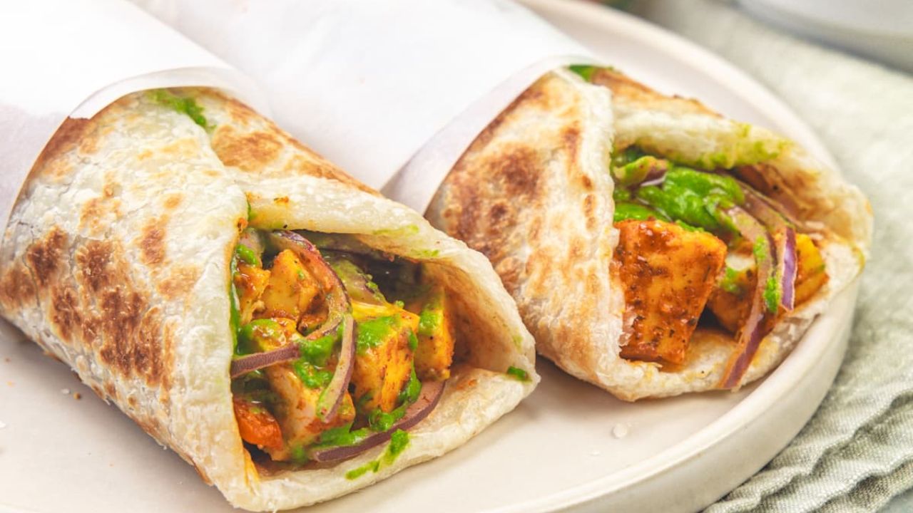 Paneer Wrap Recipe : विकेंडला मुलांना करा खुश, चपाती-भाजी नाही त्यांना खाऊ घाला टेस्टी पनीर रॅप; नोट करा रेसिपी