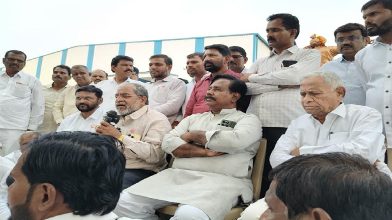 माळेगाव कारखान्यावर स्वाभिमानीचं आंदोलन! राजू शेट्टी आक्रमक; नेमकं मागण्या काय?