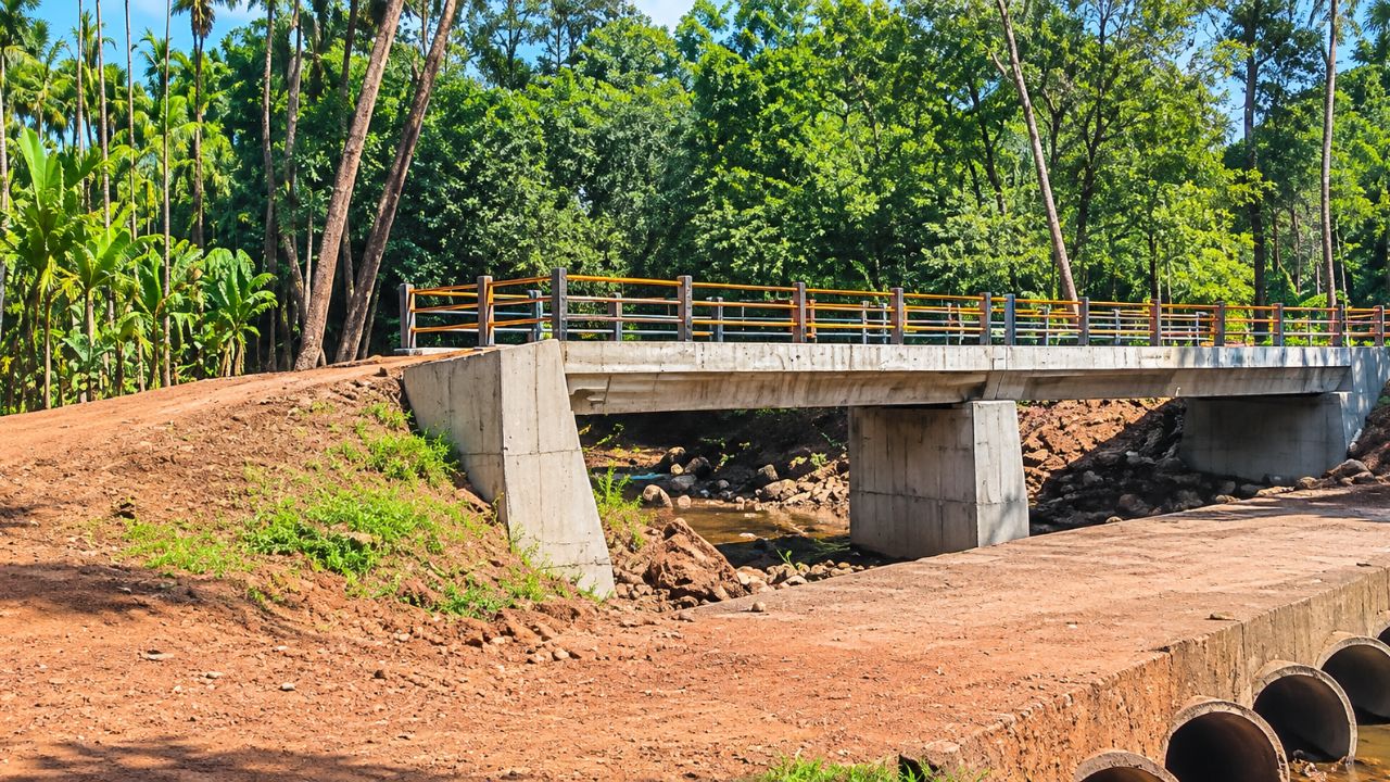 Footbridge Construction : भु गावातील साकवाच्या कामावर ग्रामस्थांचा आक्षेप; ६० लाखांच्या निधीच्या वापरावर प्रश्नचिन्ह
