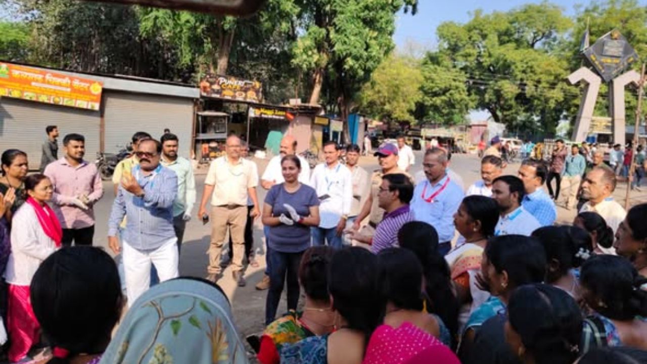 Sambhaji Nagar News : वेरूळ लेणी परिसरात स्वच्छता मोहीम, १५ हजार रुपयांचा दंड वसूल,अस्वच्छता करणाऱ्या दुकानांवर दंडात्मक कारवाई
