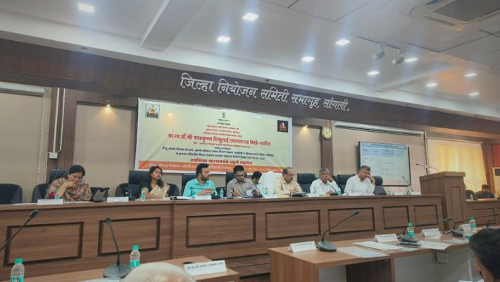 Sangli News : ‘सांगलीचे पाणी अडवणारे तुम्ही कोण?’ गोपीचंद पडळकरांनी मंत्री शंभूराजांना सुनावलं, पाणीप्रश्नावरून बैठकीत राडा