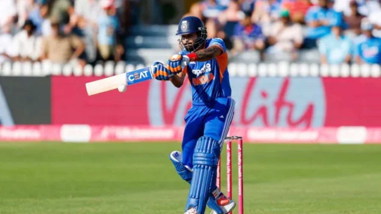 Shreyas Iyer चा ‘वन-मॅन शो’ ! शतक ठोकलं अन् ‘किंग’ कोहलीचा विक्रम मोडला; वेस्ट इंडिजविरुद्ध रचला इतिहास