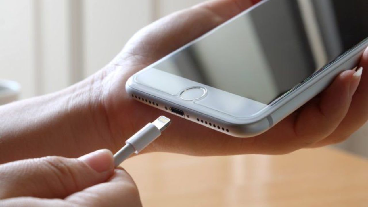 Tech Tips: नवीन स्मार्टफोन खरेदी केल्यानंतर पहिल्यांदाच किती वेळ अन् किती टक्के चार्ज करणं ठरणार योग्य? काय आहे नियम? वाचा सविस्तर