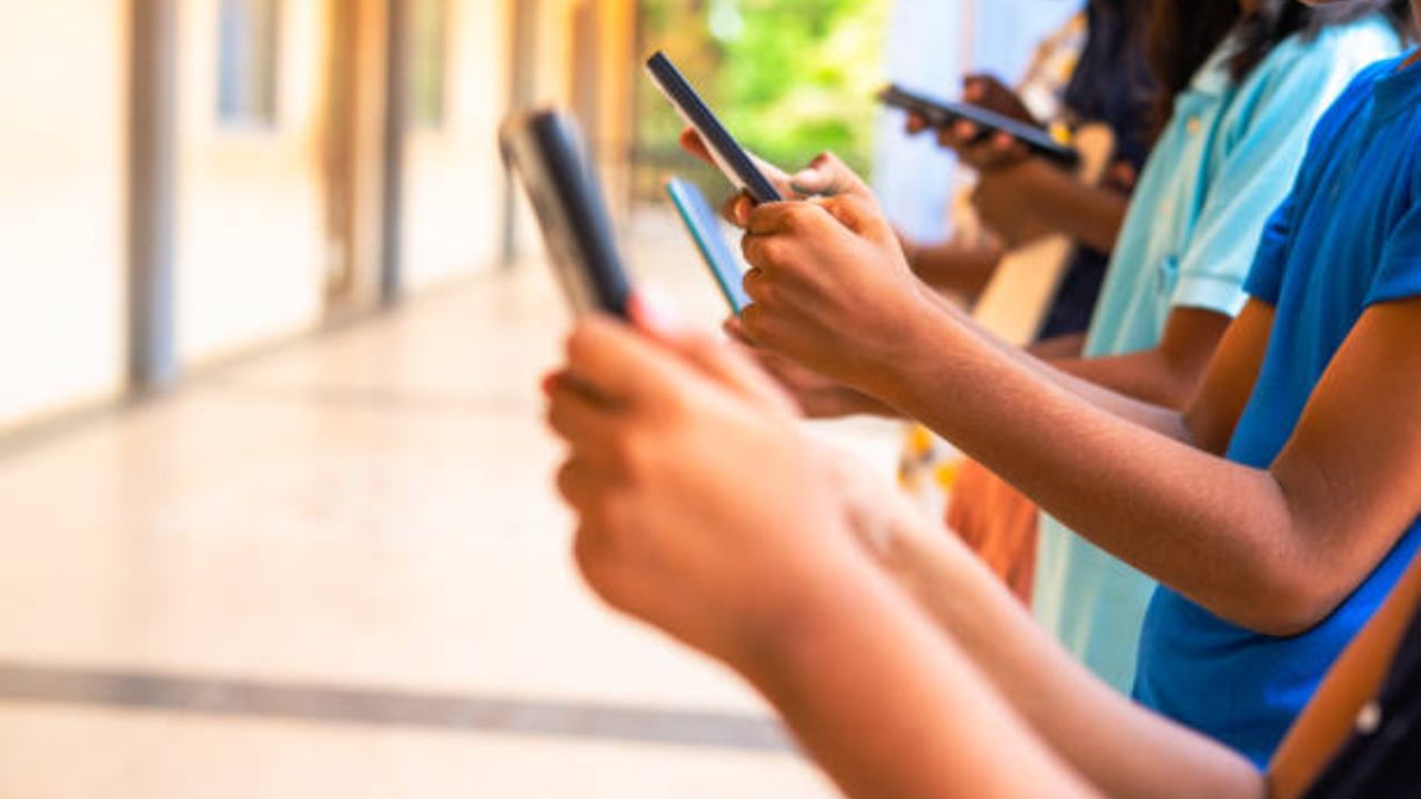Tech Tips: सावधान! ऑनलाईन सेलमध्ये स्मार्टफोन खरेदी करताय? फसवणूक टाळण्यासाठी फॉलो करा या टिप्स…