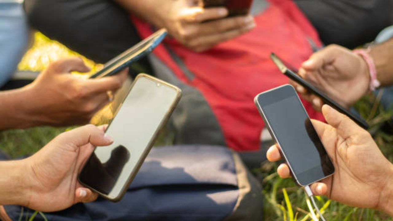 संचार साथी वेबसाईट ओपन करा आणि सिटीझन सेंटर सर्विसमध्ये जाऊन Know Your Mobile पर्याय निवडा.
