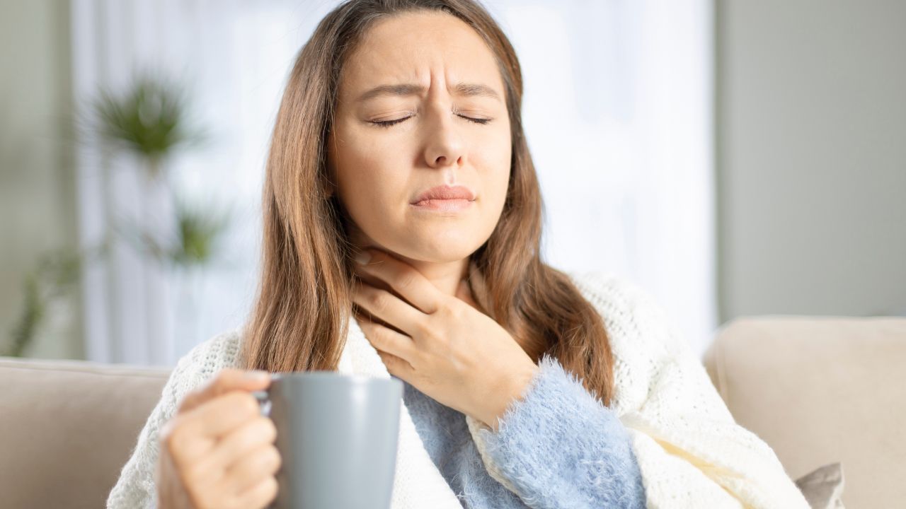 Sore Throat Remedies: सर्दी-खोकल्याने घसा दुखतोय, बोलणंही कठीण झालंय? घरच्या घरी करा ‘हे’ सोपे उपाय