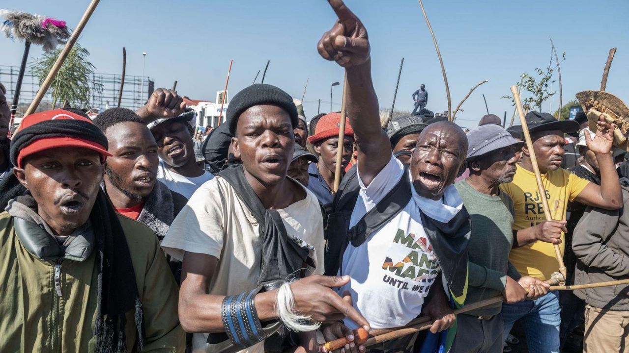 South Africa News : स्थलांतरविरोधी आंदोलनाला हिंसक वळण; २४ गाड्या जाळल्या, परदेशी नागरिकांच्या दुकानांची लूट