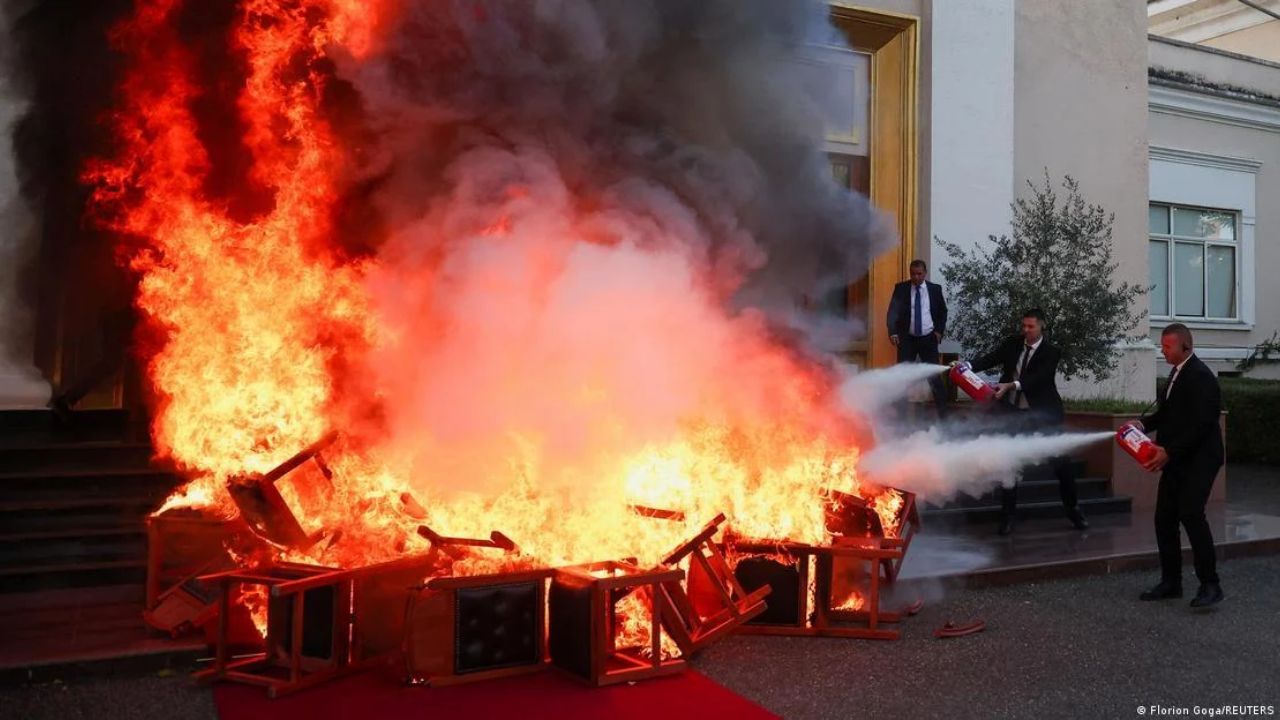 Albania Violence : विद्यार्थ्यांच्या निदर्शनांदरम्यान शिक्षण मंत्रालयात जाळपोळ; सुरक्षा यंत्रणा सतर्क