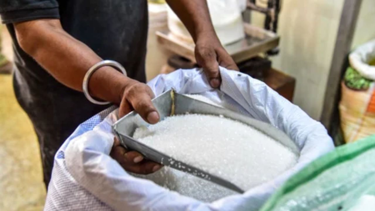 Sugar Import : सणासुदीला गोडवा वाढणार! साखरेच्या दरांवर नियंत्रणासाठी शुल्कमुक्त आयातीची मुदत 31 डिसेंबरपर्यंत वाढली