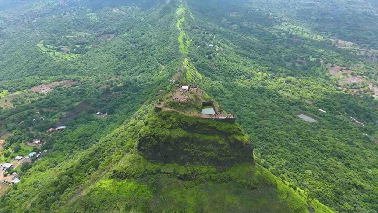 तिकोना गडाचा इतिहास आता क्यूआर कोडवर; पर्यटकांना मिळणार ऑडिओ स्वरूपात माहिती