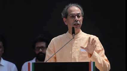 ‘आज पाऊल उचललं, उद्या हात उचलणार’; मुंबईत महामोर्चातून उद्धव ठाकरेंचा हल्लाबोल