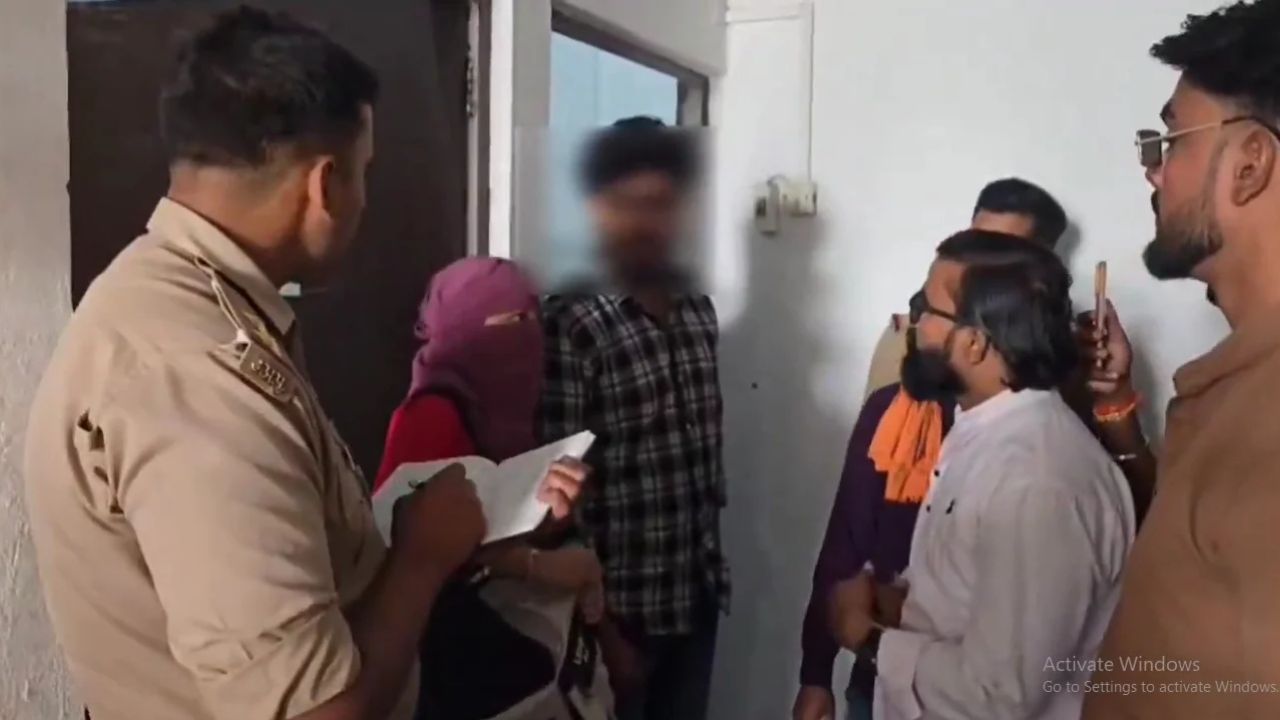 Bulandshahr OYO Hotel Raid : शाळेच्या नावाखाली वेगळाच प्रकार! OYO हॉटेलमध्ये आढळली तीन जोडपी, उत्तर प्रदेशातील घटना चर्चेत